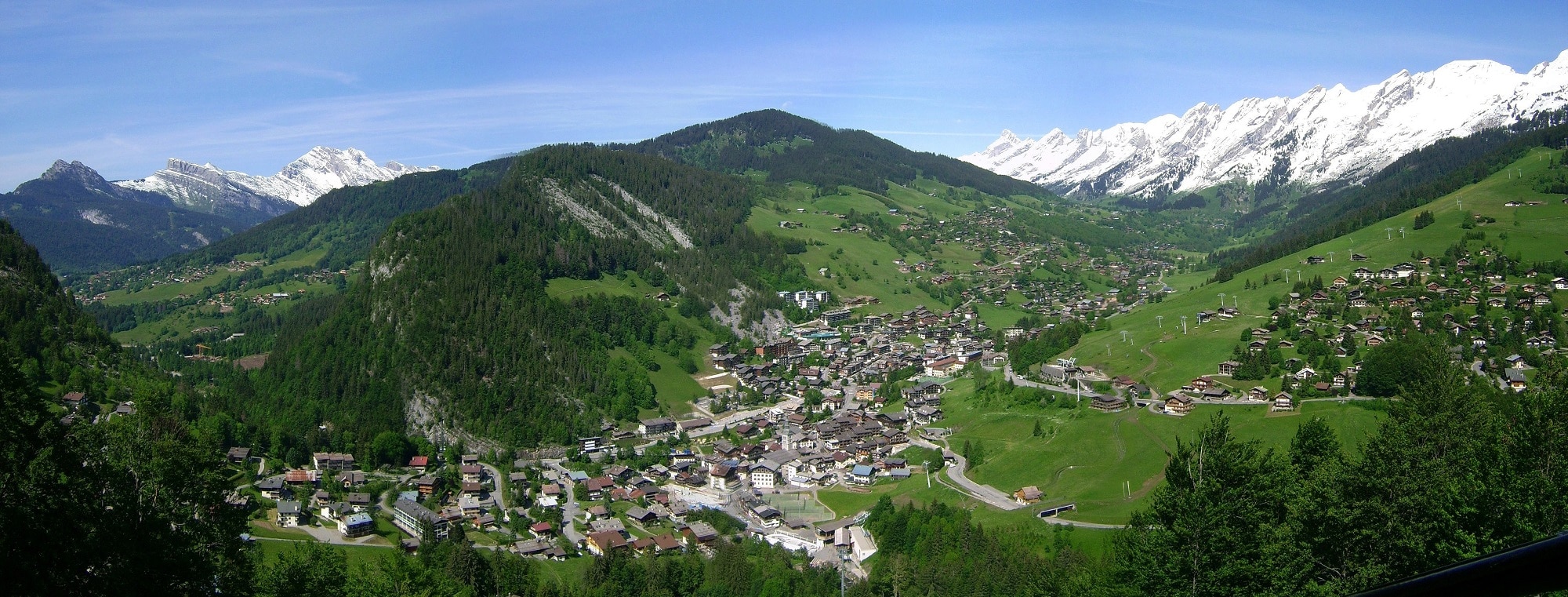 découvrez en temps réel la beauté des paysages de la clusaz grâce à notre webcam. suivez l'enneigement, l'ensoleillement et les conditions météo pour profiter pleinement de vos activités en montagne.