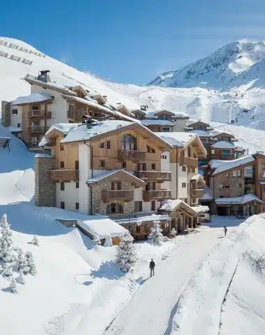 découvrez la beauté des pistes de val thorens en temps réel grâce à notre webcam. admirez les paysages enneigés, suivez l'enneigement et planifiez votre journée de ski dans la station la plus haute d'europe.