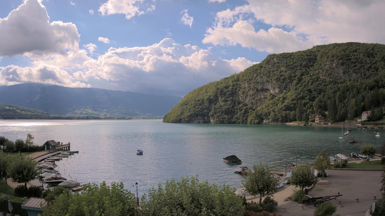 découvrez en temps réel les paysages enchanteurs d'annecy grâce à notre webcam. profitez de vues panoramiques sur le lac, les montagnes environnantes et le charmant centre-ville. suivez les conditions météorologiques et les événements locaux directement depuis chez vous.