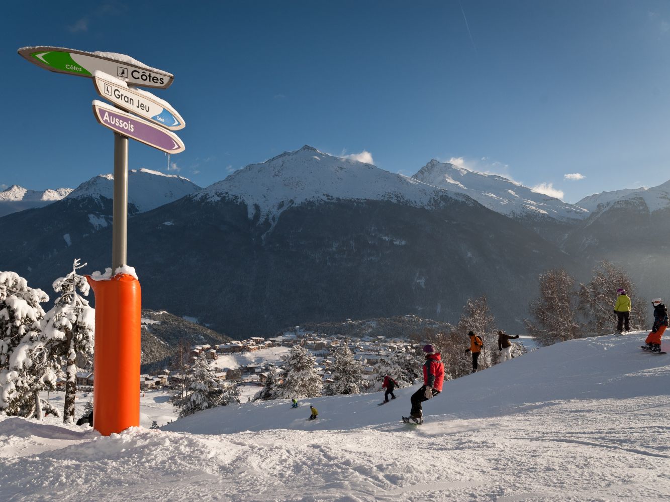 découvrez la webcam d'aussois, offrant des vues panoramiques en temps réel sur les paysages montagneux et les pistes de ski. suivez l'état de la neige et planifiez votre prochaine aventure en toute simplicité !