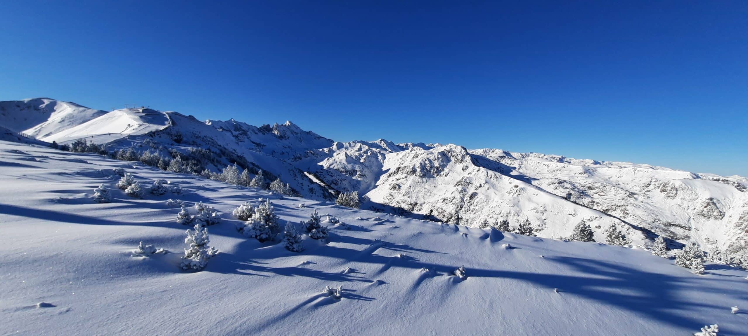 découvrez les webcams en direct des trois domaines, offrant des vues spectaculaires sur les paysages, les activités saisonnières et les événements locaux. restez connecté et vivez l'expérience de ces lieux exceptionnels, où que vous soyez !