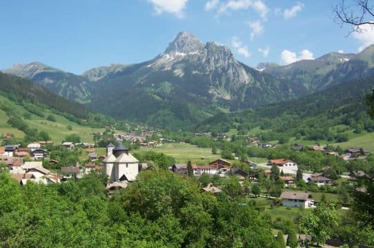 découvrez la webcam de bernex, offrant une vue en temps réel sur les paysages pittoresques des alpes suisses. restez informé des conditions météorologiques et admirez la beauté de cette charmante commune, idéale pour les amoureux de la nature et des activités en extérieur.