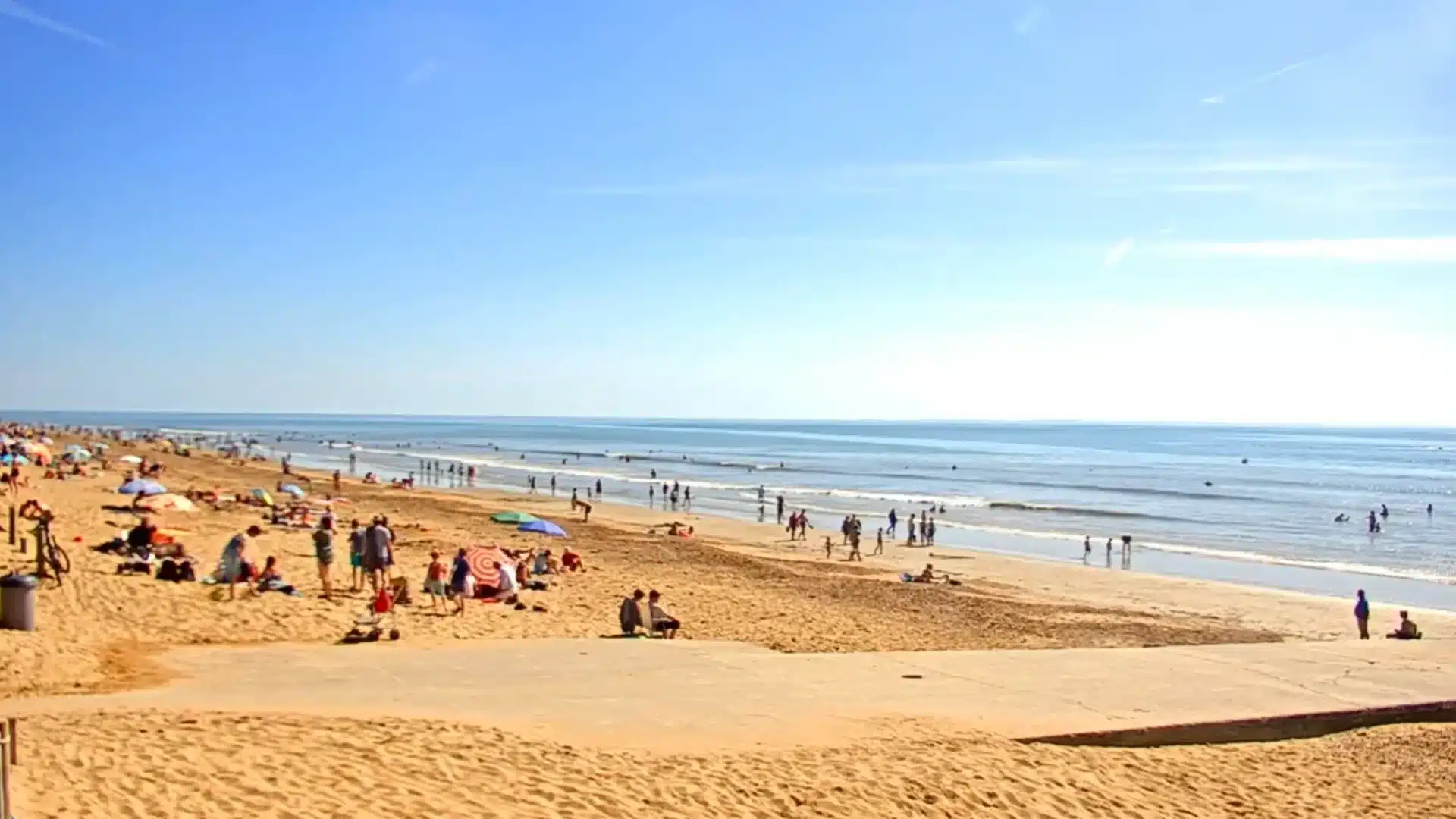 découvrez la ville de cabourg en temps réel grâce à notre webcam live. profitez d'une vue imprenable sur ses plages, ses rues animées et les événements locaux. ne manquez rien de la beauté de cette charmante station balnéaire normande.