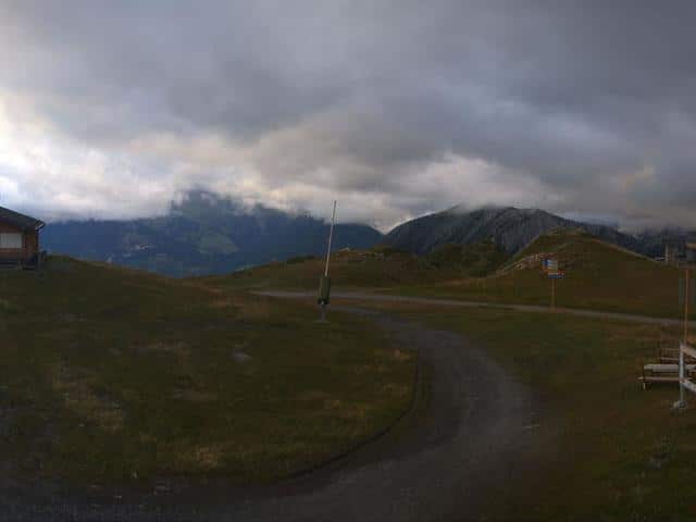 découvrez les vues en direct de courchevel grâce à notre webcam. profitez de la beauté des montagnes, des pistes de ski et de l'ambiance animée de cette station alpine renommée. ne manquez pas l'opportunité de voir les conditions météorologiques et l'enneigement en temps réel.