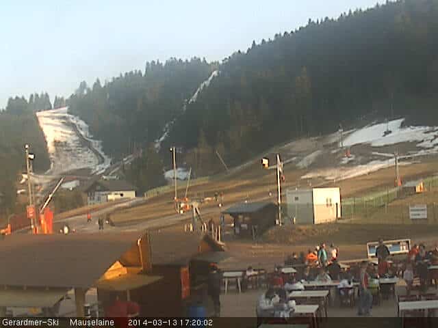 découvrez la webcam en direct de gérardmer, offrant une vue imprenable sur ce charmant village des vosges. suivez les conditions météorologiques, admirez les paysages et restez connecté à l'actualité de cette destination touristique prisée, que ce soit pour les sports d'hiver, les randonnées estivales ou simplement profiter de la beauté de la nature.