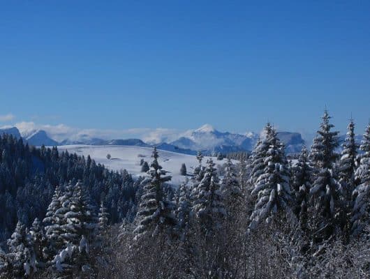 découvrez la webcam de la féclaz, offrant des vues en temps réel de cette station de ski pittoresque. suivez les conditions météorologiques, admirez les paysages enneigés et planifiez votre prochaine aventure en montagne.