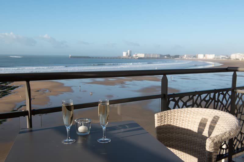 découvrez les dernières images en direct des sables d'olonne grâce à notre webcam. profitez de la beauté de la plage, des vagues et des activités en bord de mer, en temps réel. suivez les conditions météorologiques et planifiez votre visite dans cette magnifique station balnéaire.