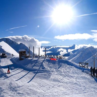 découvrez les webcams en direct de serre chevalier pour profiter des paysages magnifiques et des conditions météorologiques en temps réel. restez informé sur l'enneigement et les activités de ski dans cette station des alpes françaises.